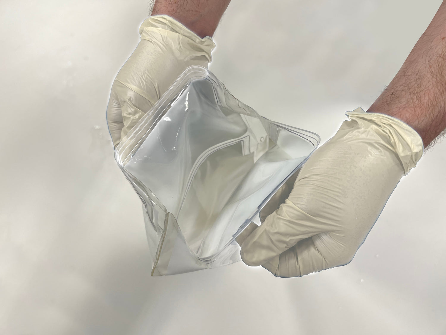 Surgeon uses the Brekka handles to open the device and prepare for a contact free implant insertion.